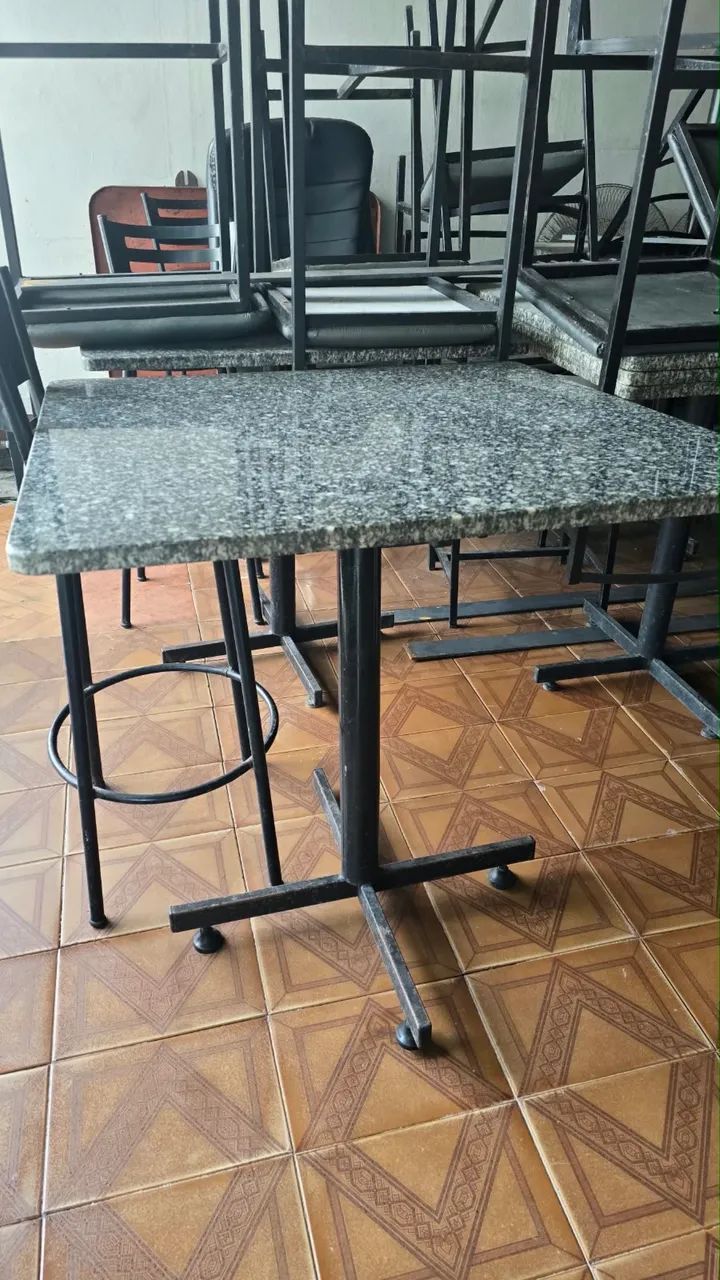Vendo conjunto mesa e cadeira 