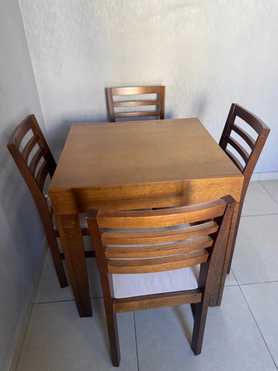 Mesa de madeira extensiva com 4 cadeiras  - Foto 4