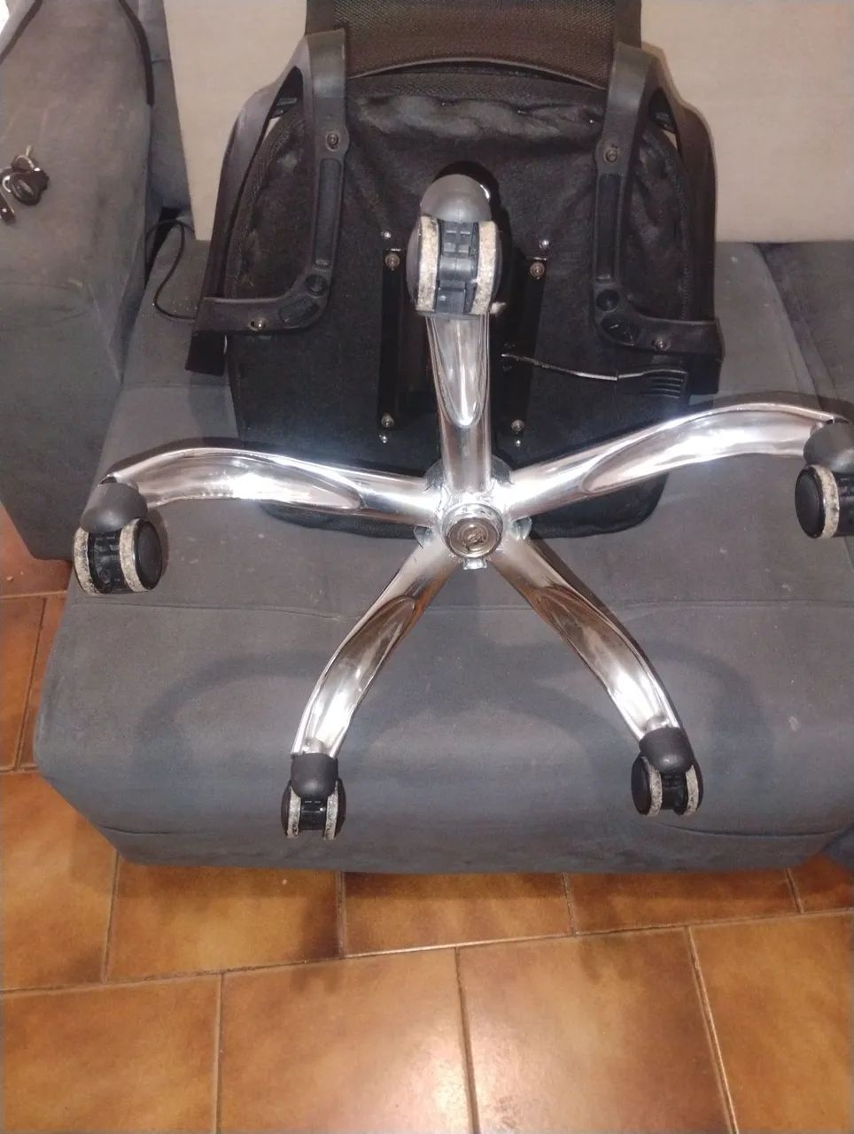 Vendo 1 cadeira ? de escritório  - Foto 5