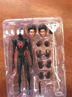 SH FIGUARTS MILES MORALES + BASE TEMÁTICA