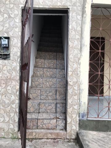 Alugo uma casa no segundo piso bem pertinho do centro