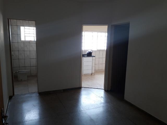 Parque Estoril - 1 dormitorio com armario embutido, sala, cozinha e banheiro - Foto 3