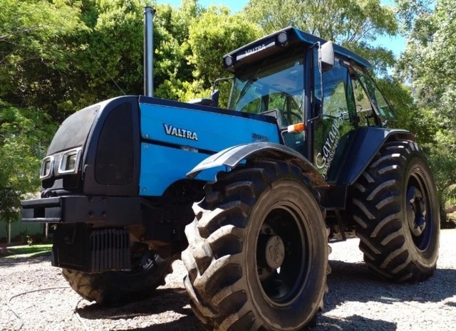 Trator Valtra cabinada 4x4 