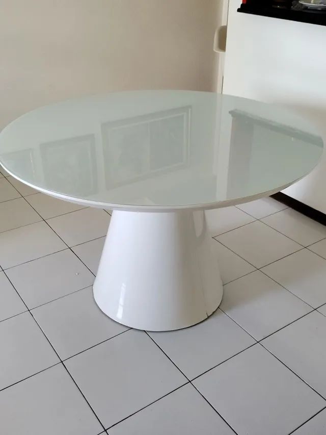 Linda Mesa laqueada. + 4 cadeiras.