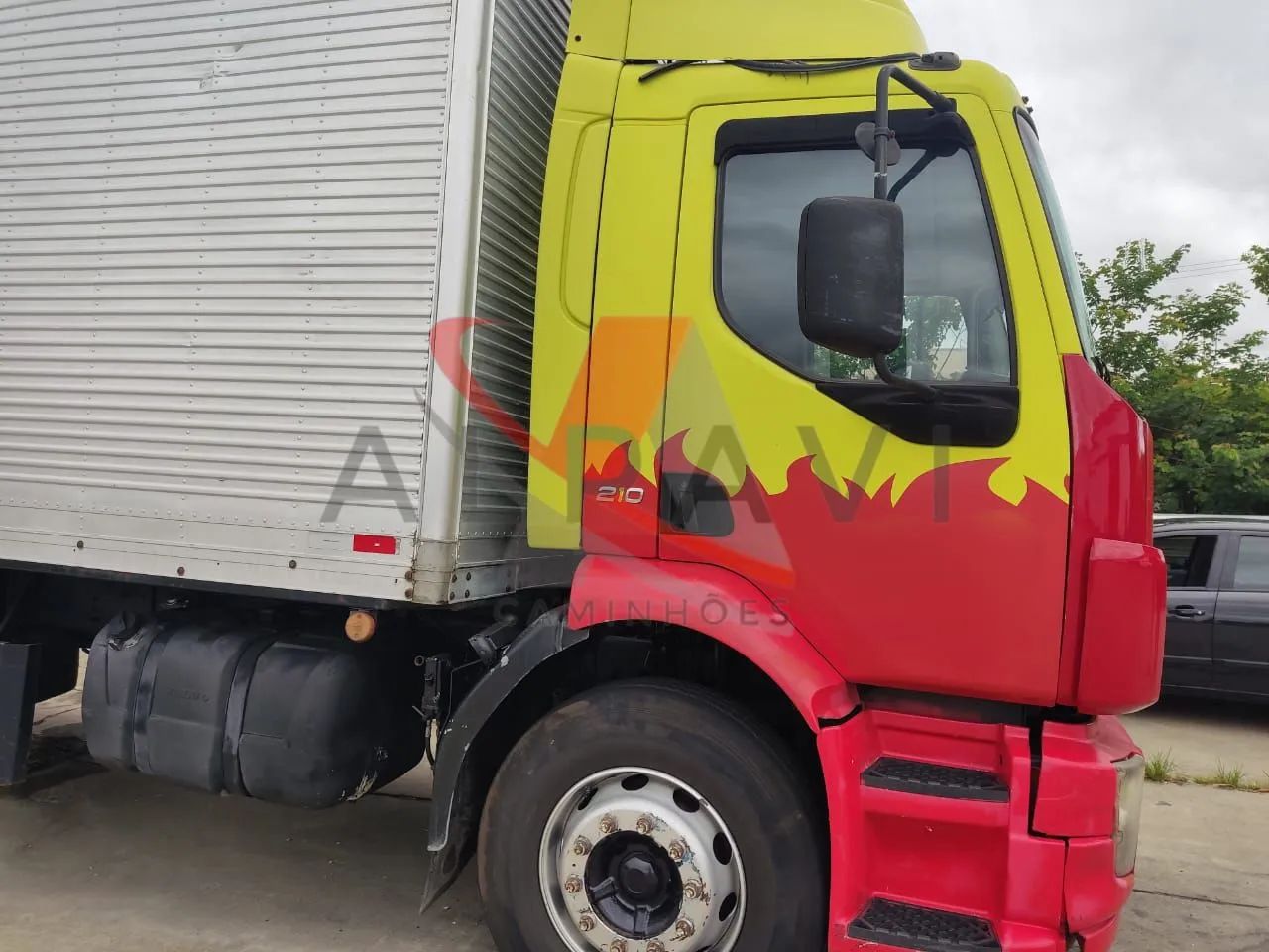 Volvo VM 23 210 6x2 Ano 2011 com Bau 12m - Foto 4