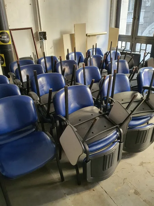 Cadeira Almofadada acento e encosto com pés em ferro