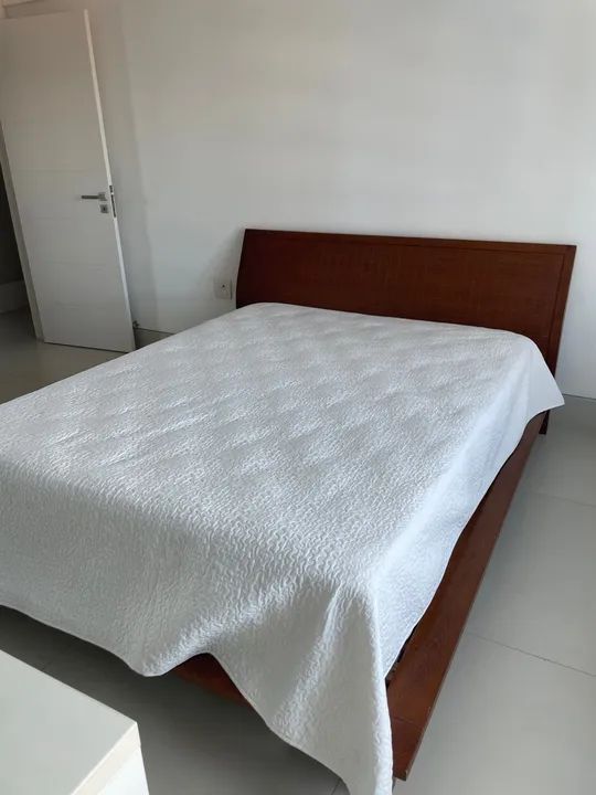 Cama em madeira estilo japonês sem colchão