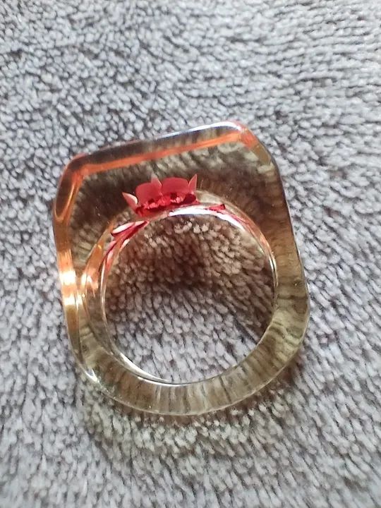 Anel de acrílico com desenho de rosa, sem uso! Tam. 19. - Foto 3