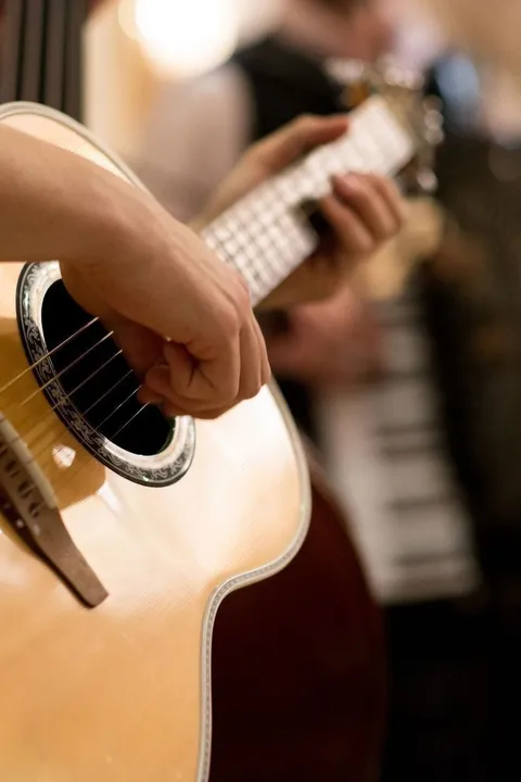 AULAS DE VIOLÃO E TECLADO PARA INICIANTES