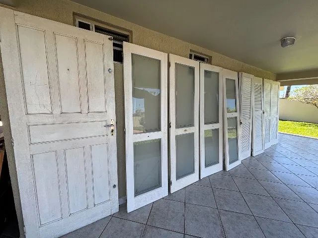 Porta maciça de angelim e portas com vidros para varanda
