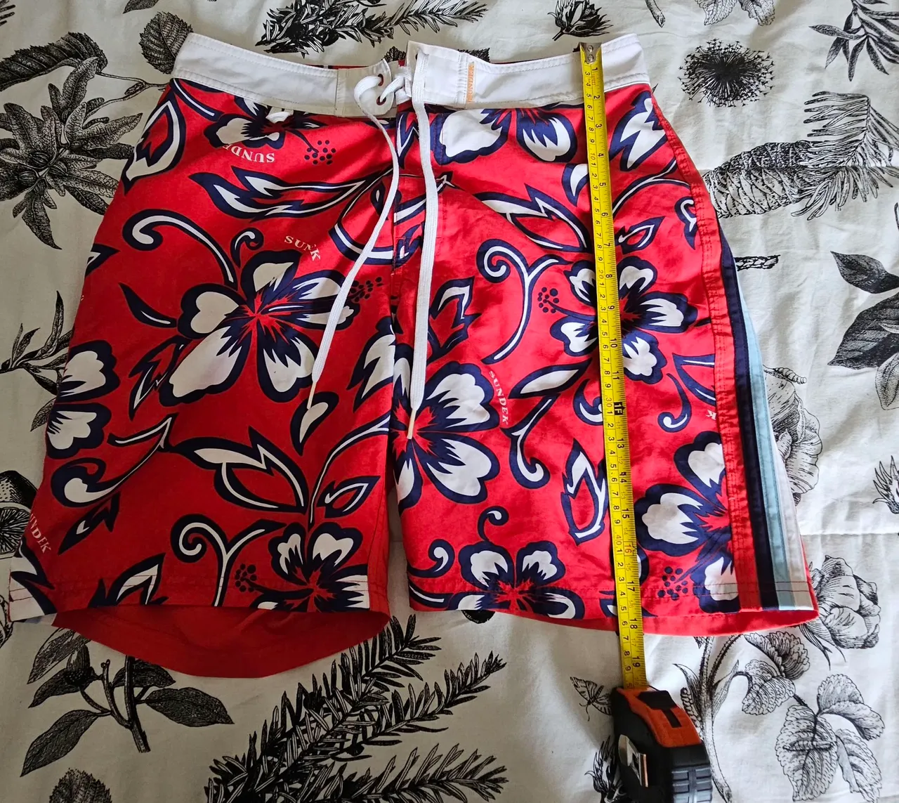 Shorts de Praia Masculino Vermelho com Estampa Floral Sundek usado.