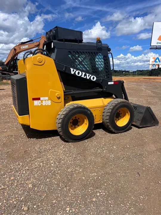 Mini Pá Carregadeira Volvo MC80B - Foto 3