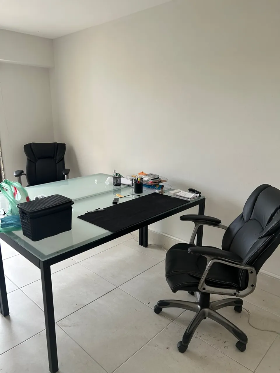 Mesa estrutura metal, tampo de vidro.