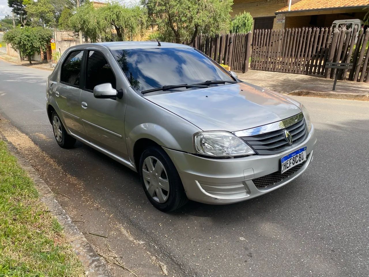 Renault Logan 1.6 Expression 2011