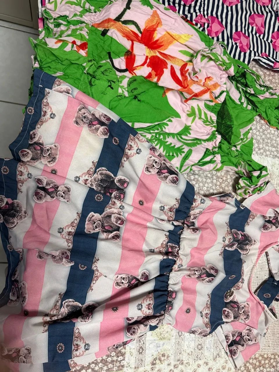 4 vestidinhos q veste até 5 anos - Foto 2