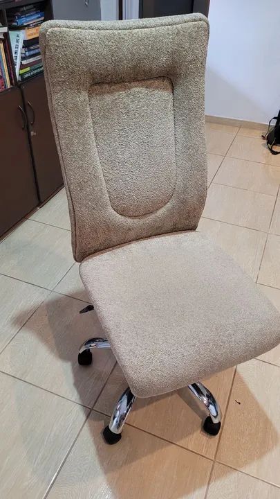 Cadeira giratória e regulável para escritório 