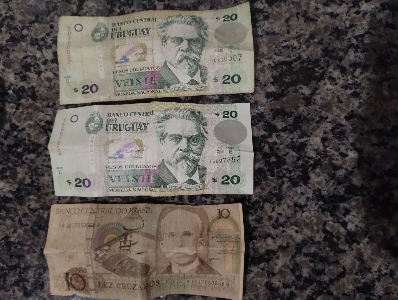 Moedas antigas Uruguai e Brasil