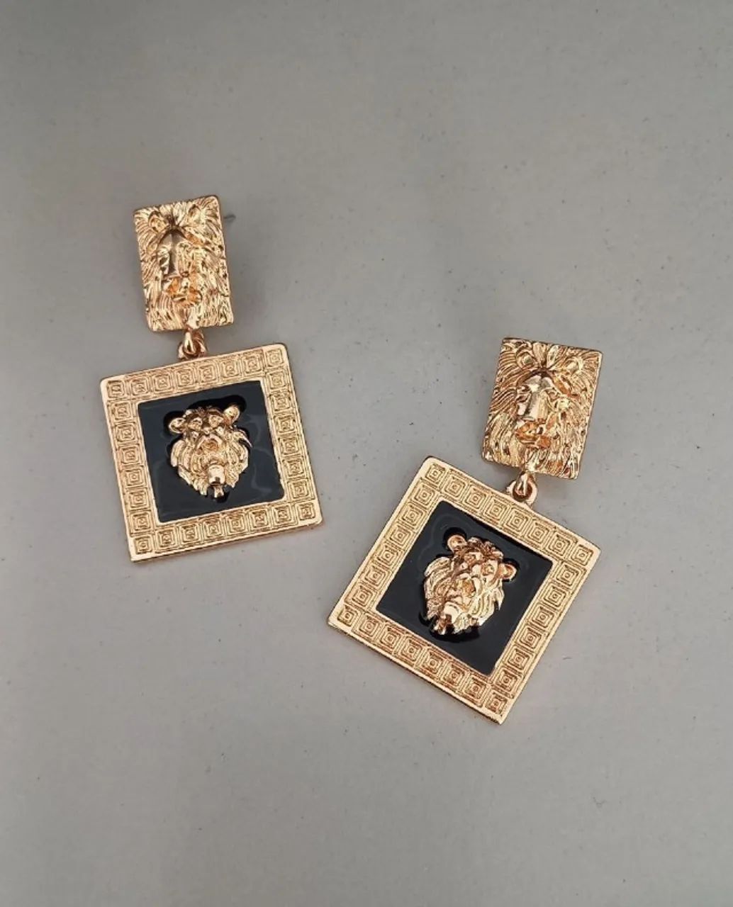 Brinco de Leão Quadrado Dourado (novo) - Foto 3