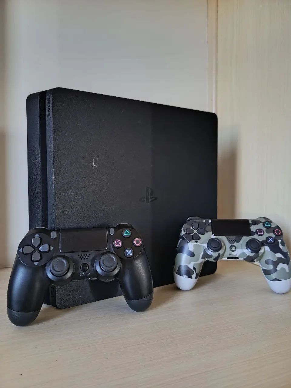 PlayStation 4 (PS4) Slim + 2 Controles - Foto 3