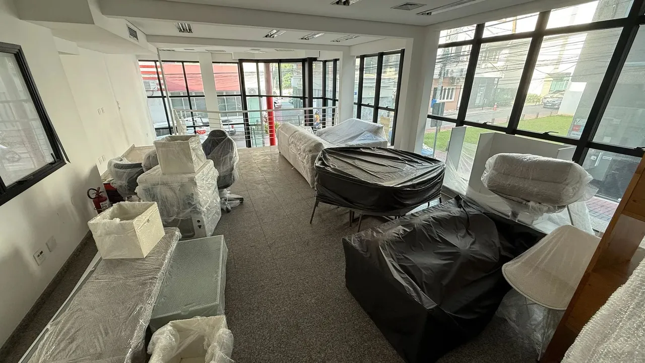 Predio com 500mts, ar condicionado central, 2 saloes de 120mts e 6 salas