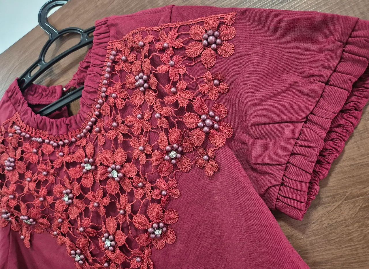 Blusa feminina linda com strass e perolas (vinho) - Foto 3