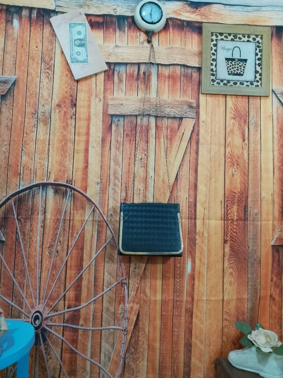 Bolsa preta elegante com detalhes dourados