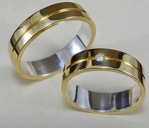 Par de alianças de casamento e noivado 