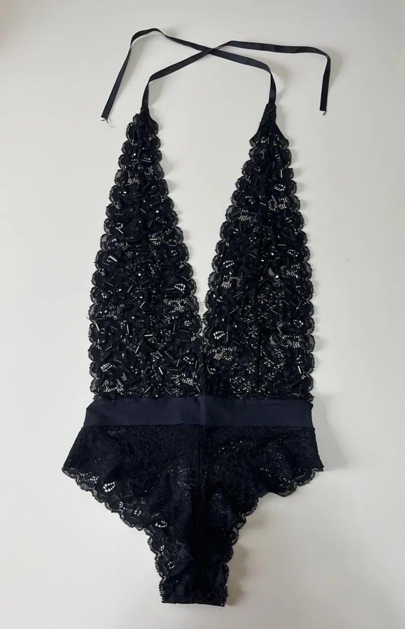 Body de renda preto com pedrarias