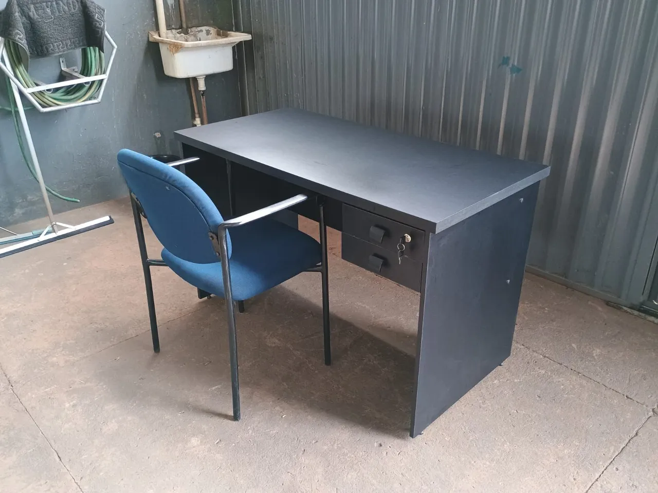 Cadeira + Mesa de Escritório Preta com Gavetas