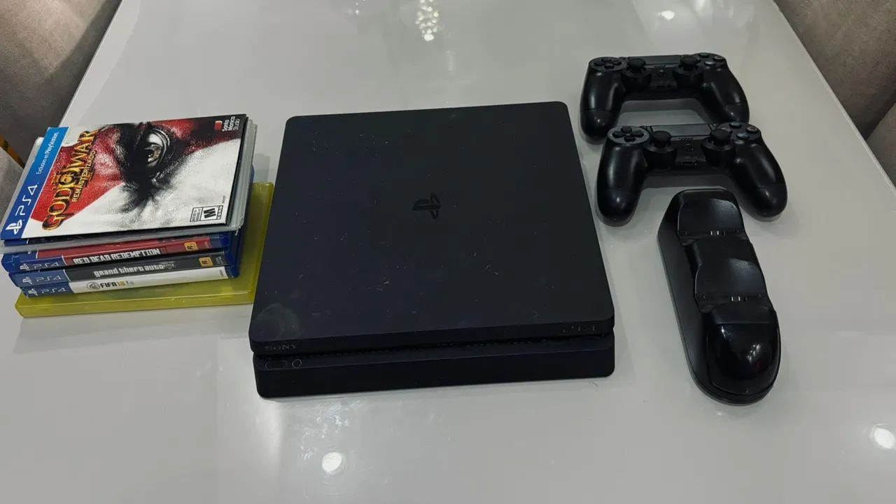 Playstation 4 Slim com jogos e controles + carregador de controles 