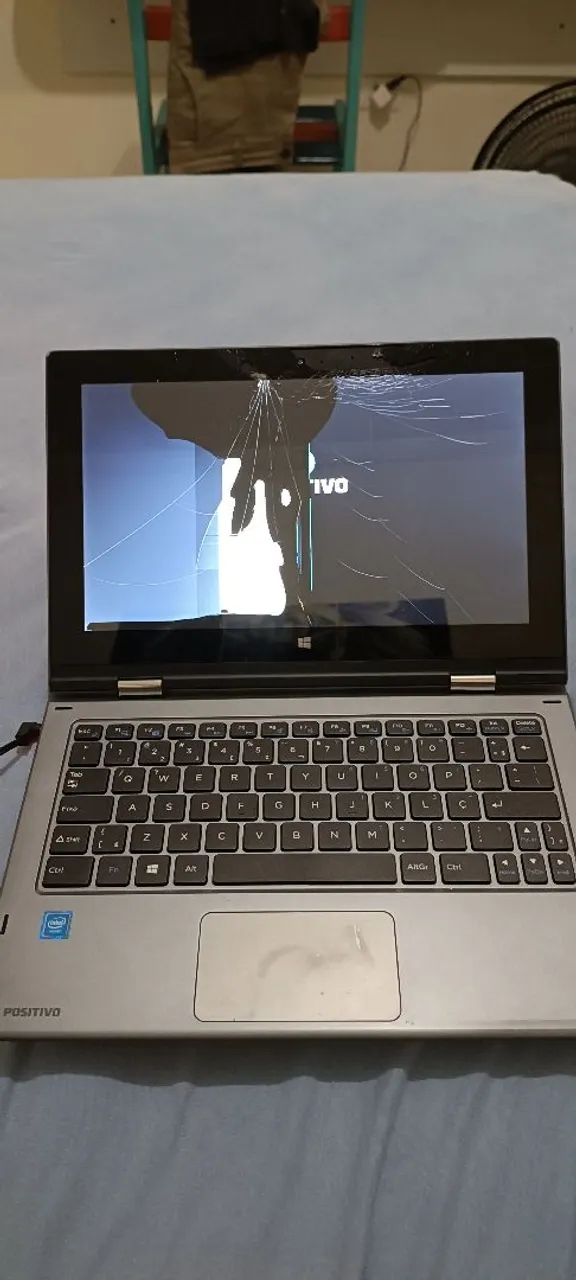 Notebook Positivo com tela danificada