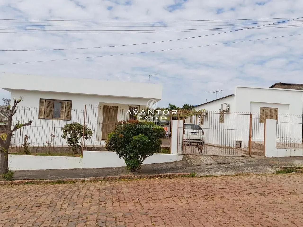 Casa a venda, terreno amplo, com casa auxiliar