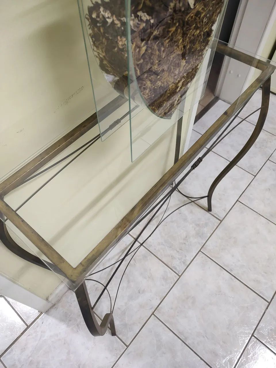 Aparador em ferro com tampo de vidro - Foto 2