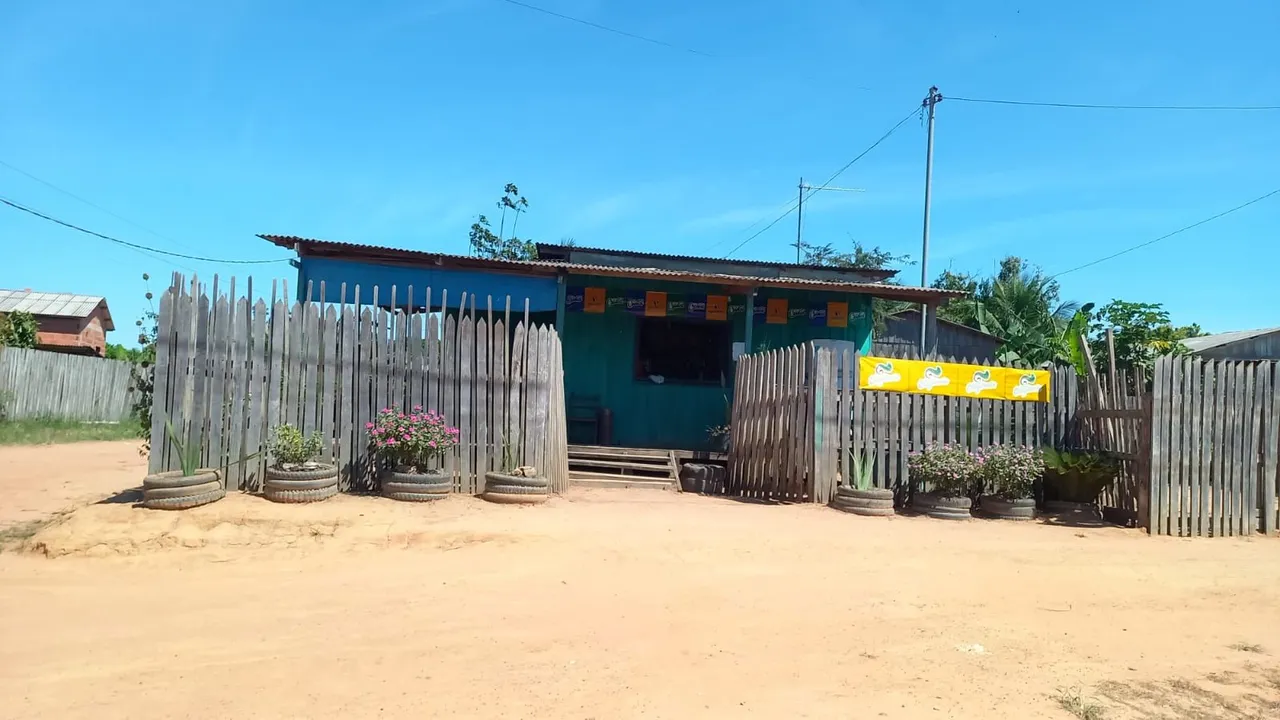Casa com ponto comercial e um terreno do lado