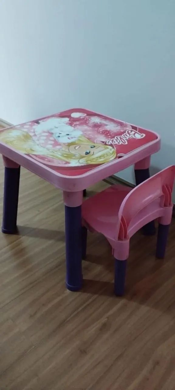 Mesa e Cadeira Infantil Barbie