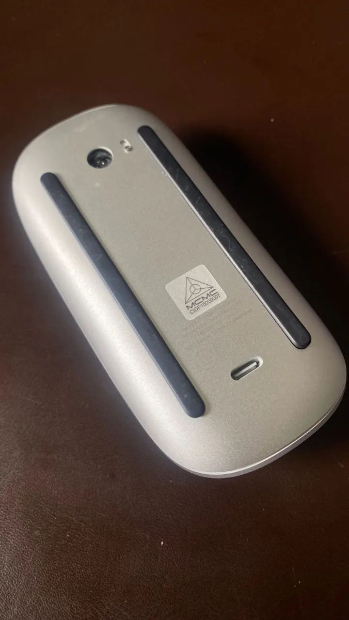 Mouse Apple Magic Mouse 2  Sem Fio - Recarregável USB-C - Branco/Prata