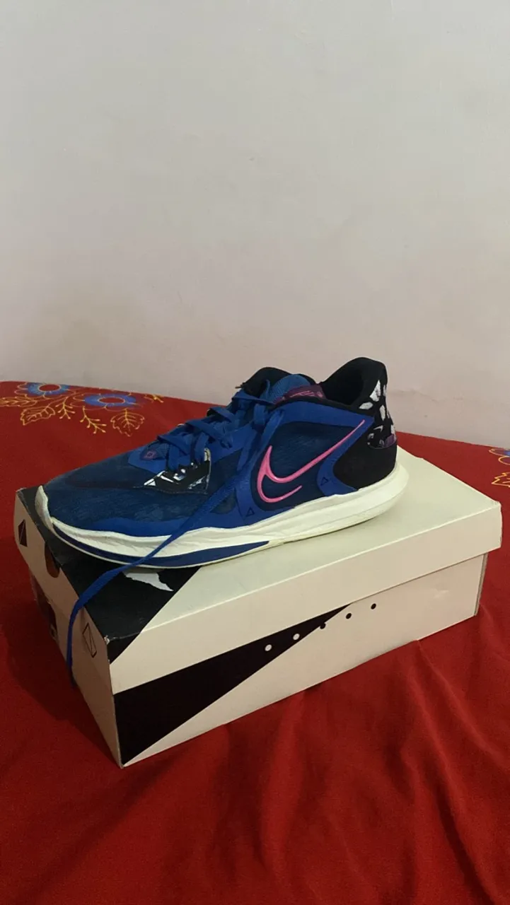 Tênis Nike Kyrie Low 5 - Precious Stones (Azul com Rosa)