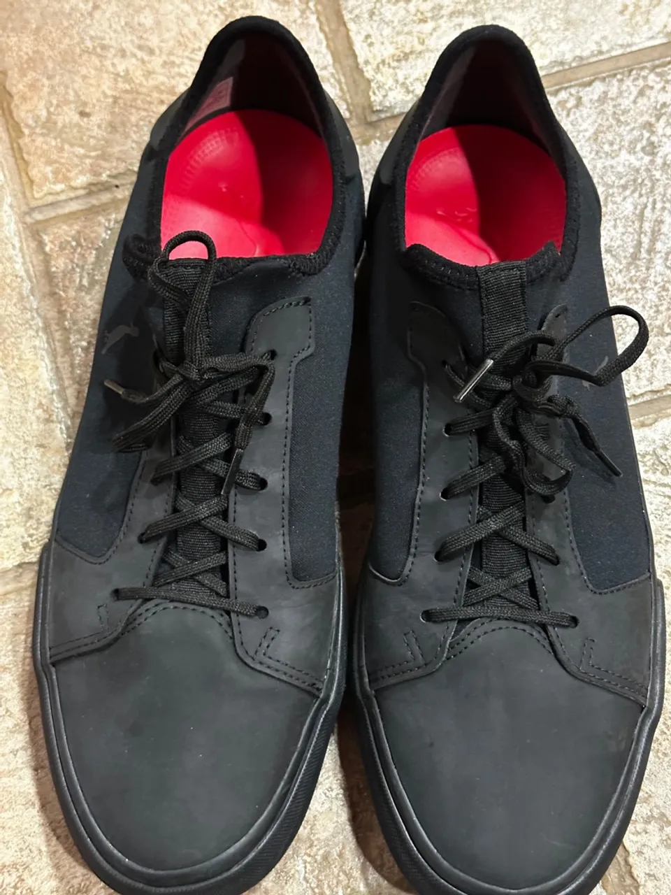 Tênis Casual Preto com Detalhes em Vermelho
