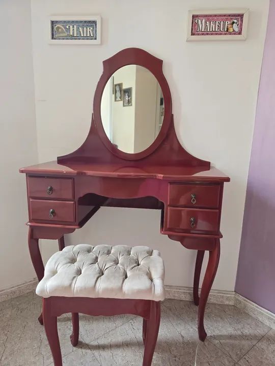 Penteadeira retro com espelho e banqueta, na cor bordô laqueada
