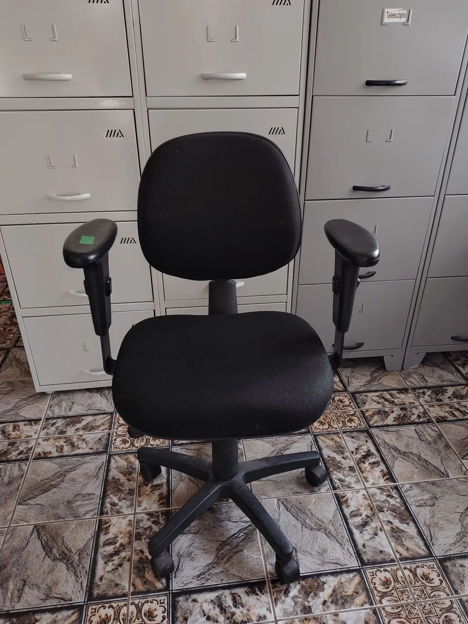 Cadeira de Escritório Ergonômica (( SEMINOVA )). 