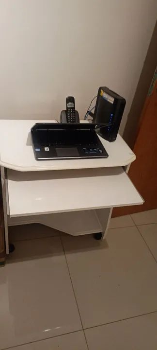 Escrivaninha branca  com espaço abaixo para teclado - Foto 2