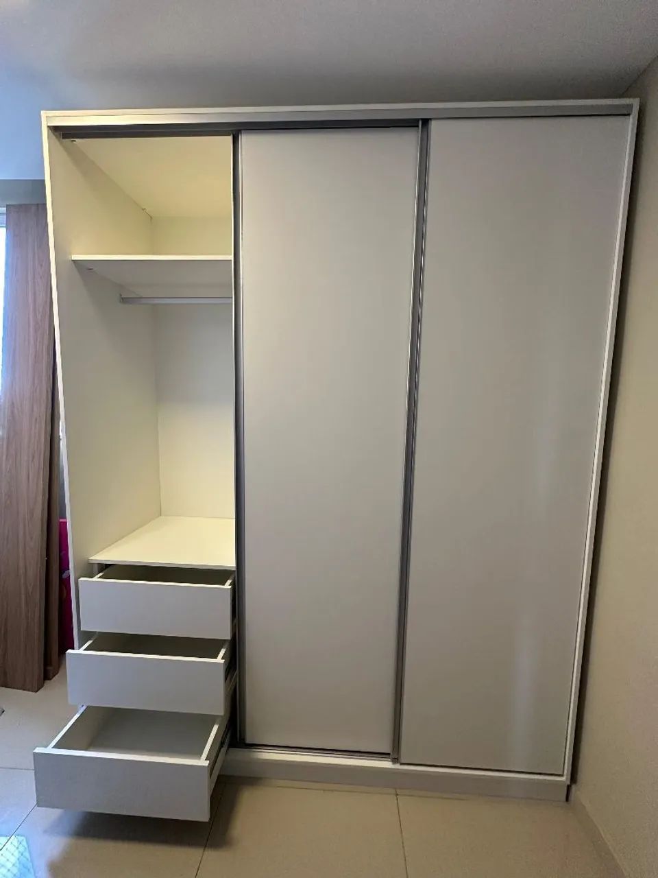 Guarda-Roupa Moderno com 3 Portas de Correr