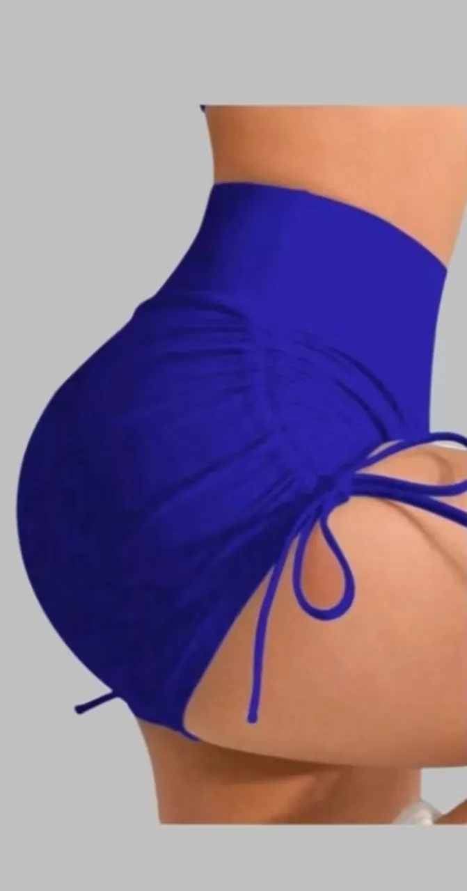 Short academia empina bumbum