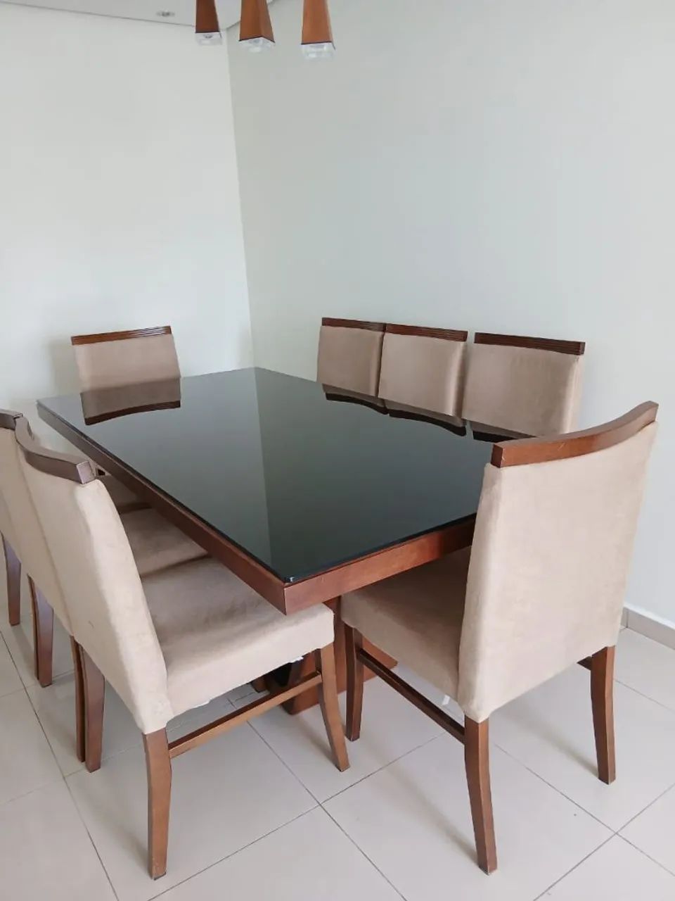 Mesa de Jantar em Madeira Maciça com 8 Cadeiras - Tampo de Vidro Preto
