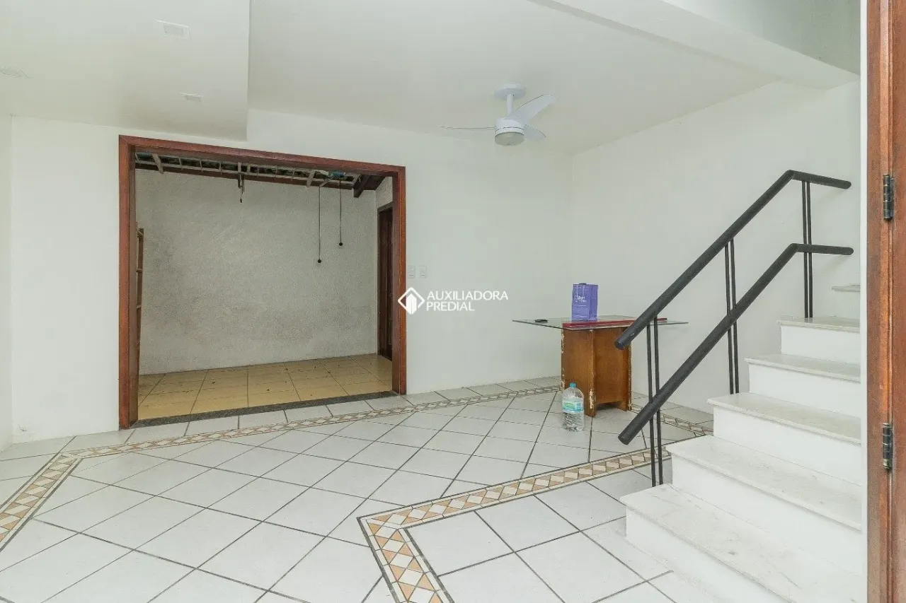 Casa de condomínio à venda no bairro Cristal com 136 m² e 2 dormitórios/quartos.