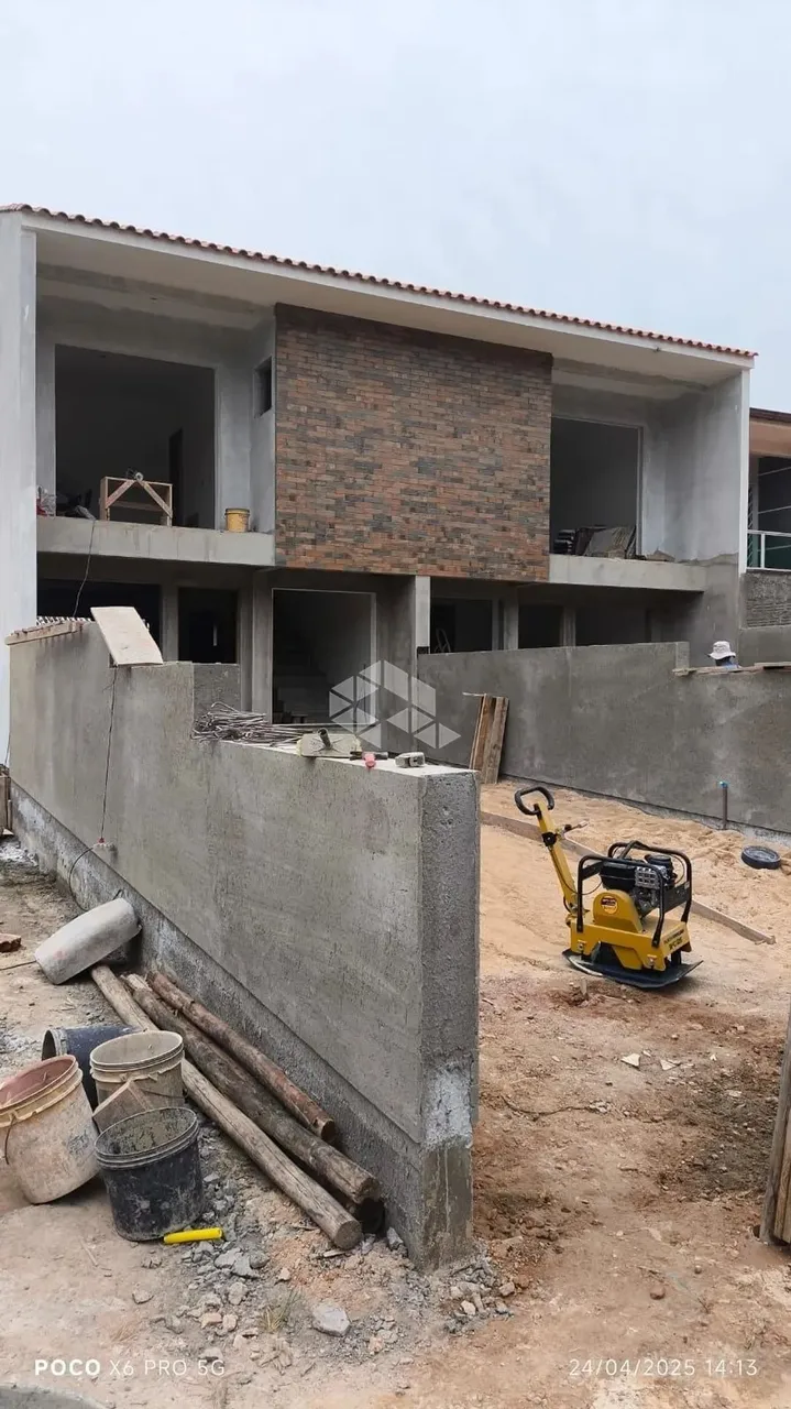 Sobrado novo à venda em Potecas, São José/SC, entrega prevista para setembro de 2025