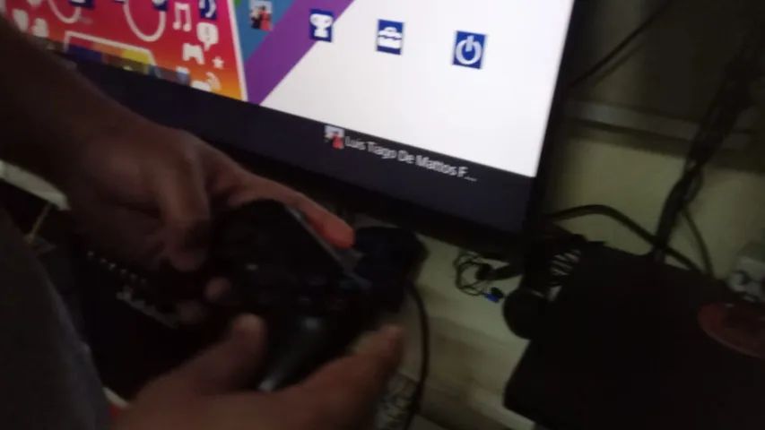 PS4 fat 2014 com caixa e manuais + 3 controles - Foto 2