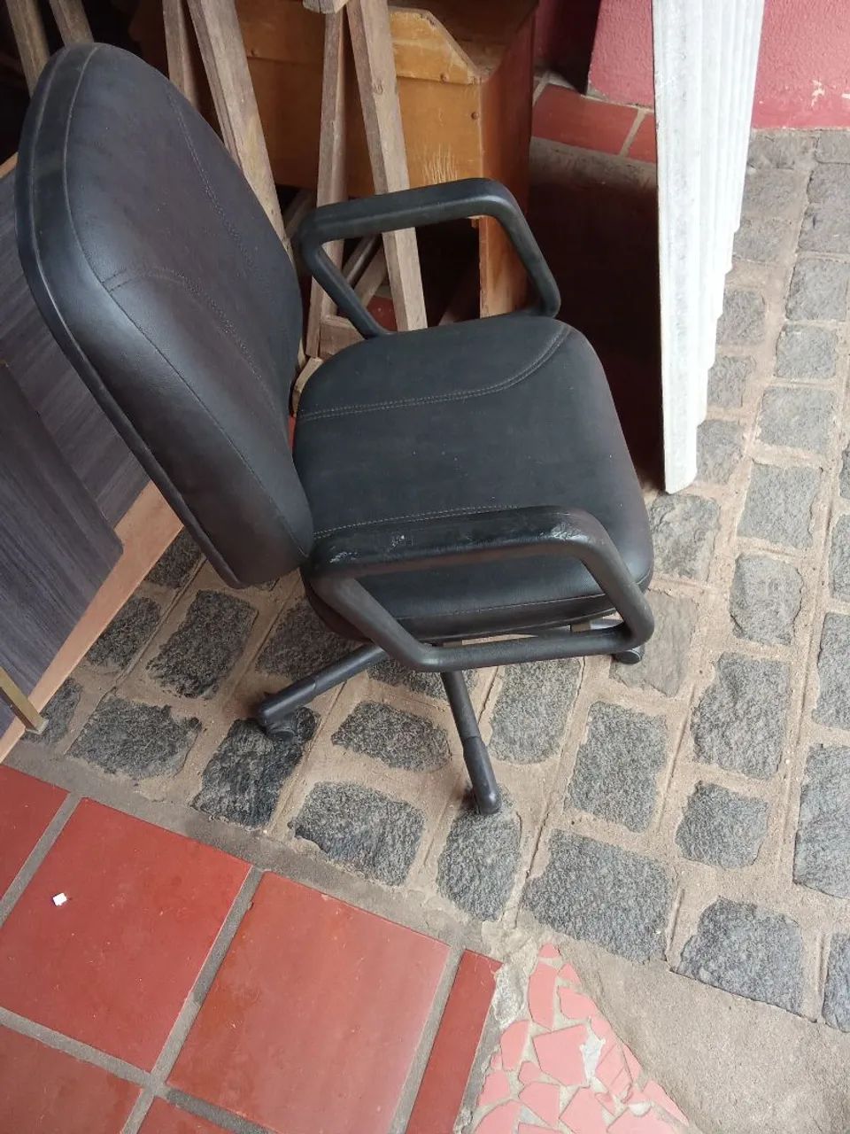 Cadeira giratória de escritório - Preta - Foto 4