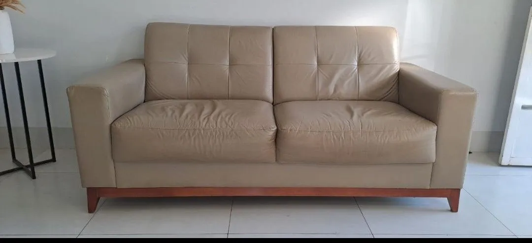 Sofá de Couro Bege 2 Lugares