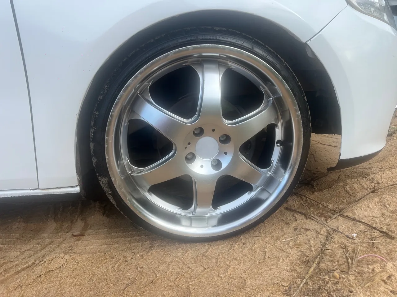 Rodas de liga leve aro 18 com os peneu novos